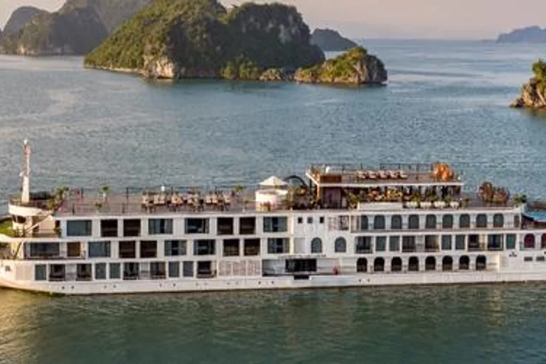 Crucero de lujo en la Bahía de Halong, Vietnam