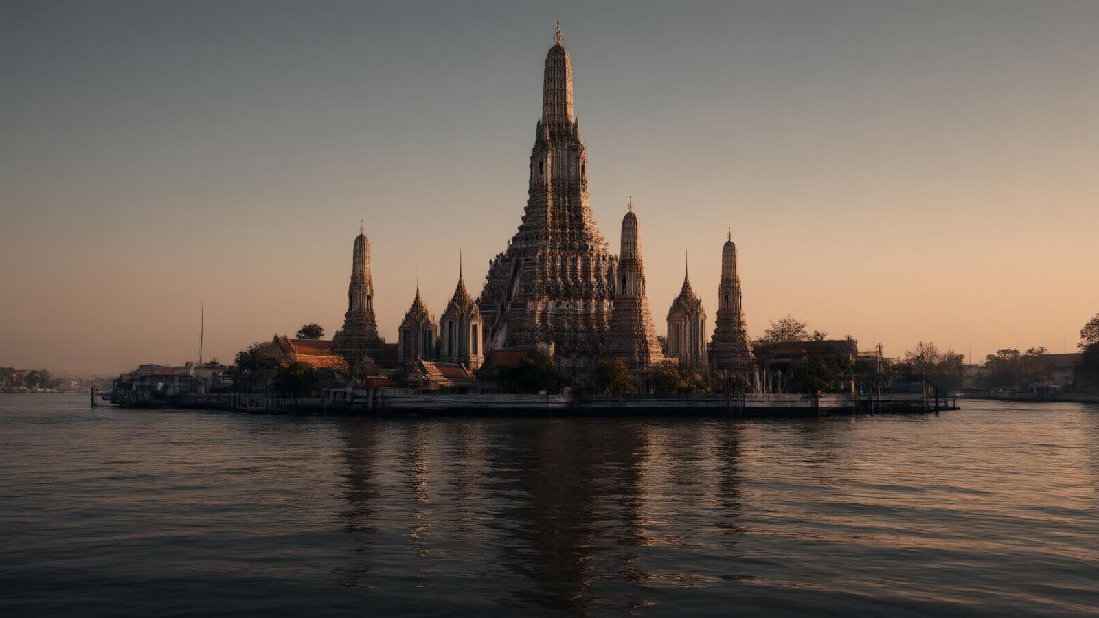 Wat Arun al atardecer sobre el río Chao Phraya, Bangkok