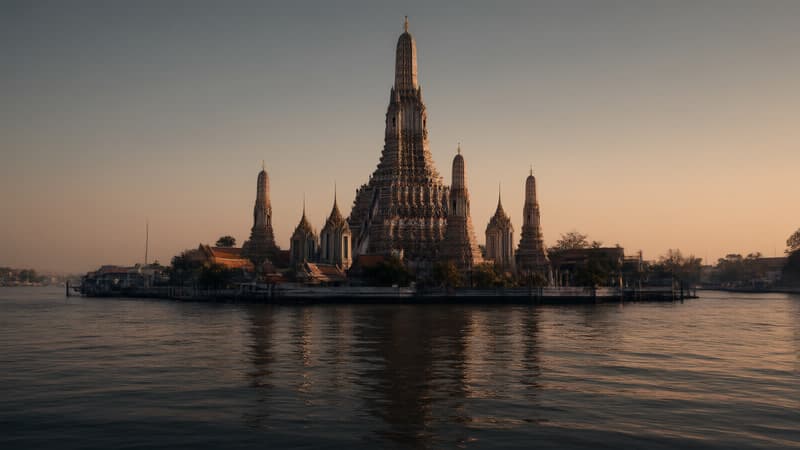 Wat Arun al atardecer sobre el río Chao Phraya, Bangkok