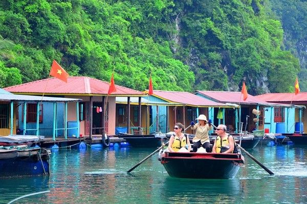 Aldea flotante de pescadores en la Bahía de Halong