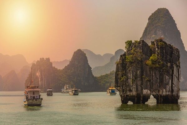 Crucero matutino entre los islotes de la Bahía de Halong