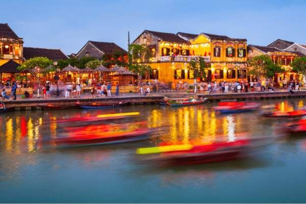 Casco antiguo de Hoi An iluminado con farolillos junto al río